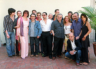 Calixto Bieito, agachado, junto al equipo artístico de    La ópera de cuatro cuartos. 