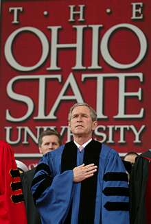 Bush escucha el himno de EE UU en un acto en la Universidad de Ohio.