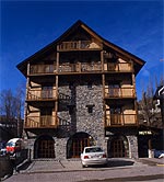 Fachada del hotel Bocalé, en Sallent de Gállego.