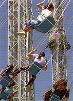 Sillas voladoras y La Venganza del Enigma, la torre de caída libre más alta de Europa, en el Parque Warner de Madrid.