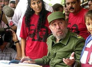 Fidel Castro conversa con un grupo de cubanos durante la firma de una petición para declarar 'intocable' el sistema socialista.