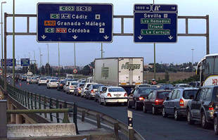 Retenciones por los controles de seguridad a la entrada de Sevilla desde Huelva, ayer, a las 21.30.