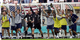 El banquillo estadounidense explota de júbilo al consumarse la victoria sobre el cuadro mexicano.