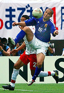 Ono pugna con un contrario en el partido entre Japón y Túnez.