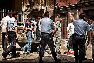 Cordón de los  mossos  ante los juzgados de Manresa para impedir el contacto entre un grupo de inmigrantes y los familiares de los detenidos.