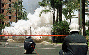 Una  mascletà  en la plaza de los Luceros, en una imagen de archivo.