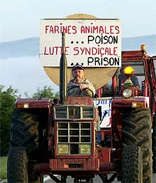 José Bové, con su tractor, camino de la cárcel.