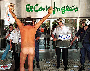 Un huelguista protagonizó la manifestación en Málaga al desnudarse frente a las puertas de un centro comercial.