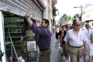 Un comerciante de La Rambla cierra su establecimiento ante la proximidad de piquetes.
