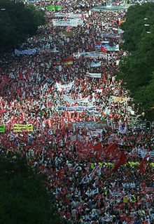 Decenas de miles de personas se manifiestan contra el  decretazo  por la calle de Alcalá de Madrid ayer.
