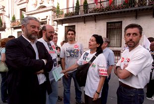 Fausto Fernández (a la izquierda, secretario regional de IU); el edil Gerardo del Val (junto a él), y la portavoz de IU en el Consistorio, Inés Sabanés.