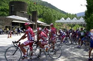 Los corredores, poco antes de la salida real, en la aduana de Andorra.