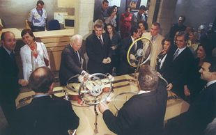 Jesús de Polanco (en el centro), junto a Frances Reynolds y Miguel Ángel Cortés (izquierda) e Isidoro Rábago, Miguel Ángel Revilla y José Joaquín Martínez Sieso (derecha), ayer en la exposición    Resonancias de Brasil. 