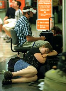 Viajeros, en el aeropuerto de Madrid el pasado jueves.
