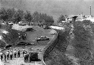 Estado en que quedó la zona afectada por la explosión de ayer de un camión cargado de gas licuado.