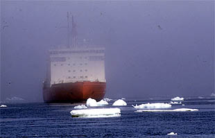 El  Almirante Irízar,  durante una navegación en la Antártida hace varias temporadas.