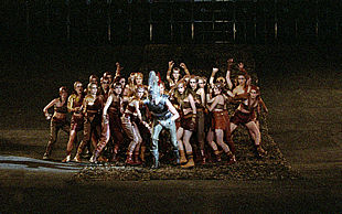 Aquiles perseguido por las amazonas, en una escena del montaje de Peter Stein de    Pentesilea,  de Kleist.