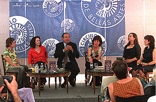 Héctor Aguilar Camín (en el centro), junto a Emma Rodríguez y Clara Sánchez (izquierda), Concha García Campoy, Eulalia Ramón y Elvira Lindo (a la derecha).