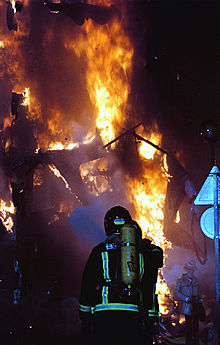 Un bombero, anoche, durante la  cremà  de la  foguera  de Carolinas Altas.