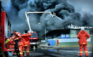 Ocho dotaciones de bomberos intervinieron ayer en la extinción del incendio de una fábrica de plásticos en Paiporta.