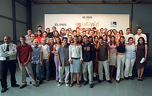 Los equipos ganadores de    EL PAÍS de los estudiantes,  tras la entrega de premios en las rotativas de EL PAÍS.