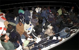 91 INMIGRANTES LLEGAN EN PATERA A FUERTEVENTURA. PLANO GENERAL - ESCENA