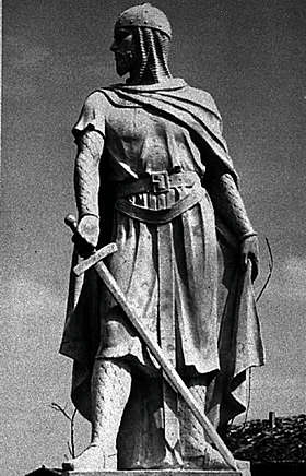 Una estatua retrata al Cid esgrimiendo la  Tizona. 