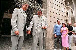 Antonio y Santiago se 'casan' en  el Ayuntamiento de Barcelona