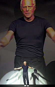 Giorgio Armani saluda después de su desfile de esta semana en Milán.