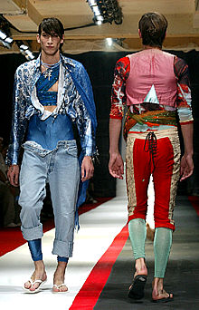 Modelos de Jean-Paul Gaultier para la primavera-verano 2003, que se presentaron ayer en la semana de la moda de París.