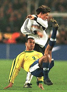 Cafú despeja de    cuchara .