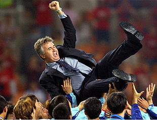 Guus Hiddink es aupado por sus jugadores al término del partido.