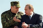 El presidente ruso, Vladímir Putin, conversa con el jefe del Estado Mayor del Ejército, Anatoli Kvashnin, en Grozni, la capital chechena.