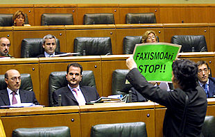 Un representante de Batasuna presenta un cartel ante el grupo popular en el Parlamento vasco.
