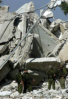 Soldados israelíes, entre las ruinas del cuartel palestino en Hebrón.