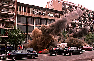 Momento en el que se produjo la explosión simulada en la avenida del Paral.lel frente al cine Regio.