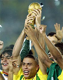 Ronaldo alza el trofeo que acredita a Brasil como campeón del mundo.