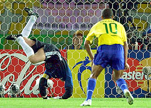 Rivaldo observa una acción de Kahn.