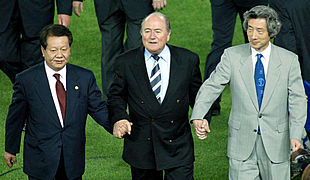 Joseph Blatter, de la mano del primer ministro japonés, Junichiro Koizumi (a la derecha)