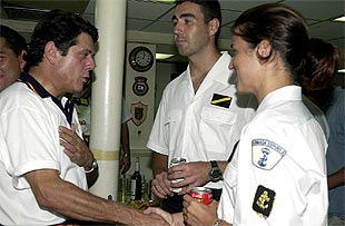 El ministro de Defensa, Federico Trillo, saluda al matrimonio formado por los cabos primeros Paula Gasalla y Víctor Higuera durante su visita ayer a la fragata    Victoria , donde los dos están destinados.