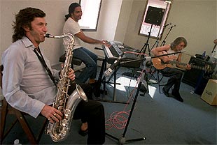 De izquierda a derecha, Jorge Pardo, Diego Amador y Carles Benavent, durante un ensayo el sábado en el festival de Galapajazz 2002.