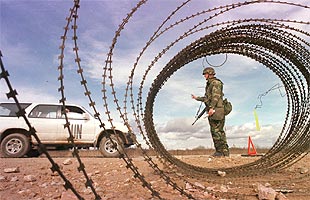 Un soldado estadounidense, miembro de la SFOR, en la entrada de la base de EE UU en Brcko, norte de Bosnia.