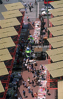 Mercadillo de verano a la espera del autobús