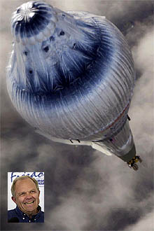 El globo de Steve Fossett (en el recuadro), a 6.550 metros de altitud cerca de Suráfrica.