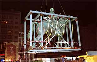 La estatua ecuestre de Franco, en El Ferrol, que ayer fue retirada de su emplazamiento.