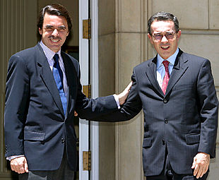 El presidente español, José María Aznar (izquierda), ayer, con el presidente electo de Colombia, Álvaro Uribe.
