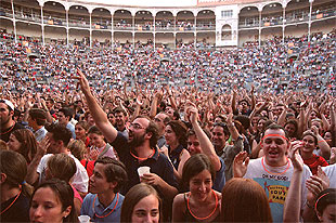 Unas 20.000 personas abarrotaron anoche la plaza de Las Ventas y aplaudieron a un cartel de artistas surgidos en los ochenta