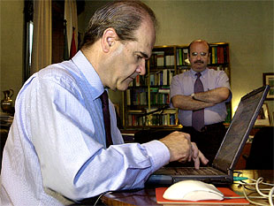 Chaves respondía ayer a los internautas en un    chat  sobre la modernización de Andalucía.