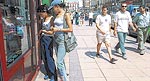 La  mayoría de las jóvenes musulmanas de Melilla visten ropa occidental.