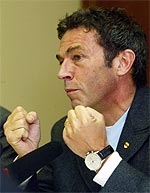 Jörg Haider, hablando ante la prensa en Klagenfurt (Austria) tras su regreso de Bagdad el pasado febrero.